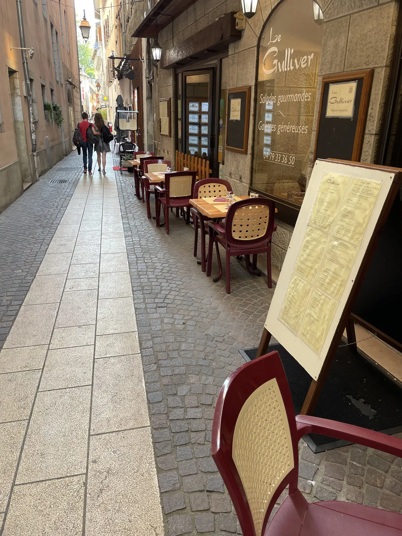 La devanture et la ruelle du Gulliver à Chambéry