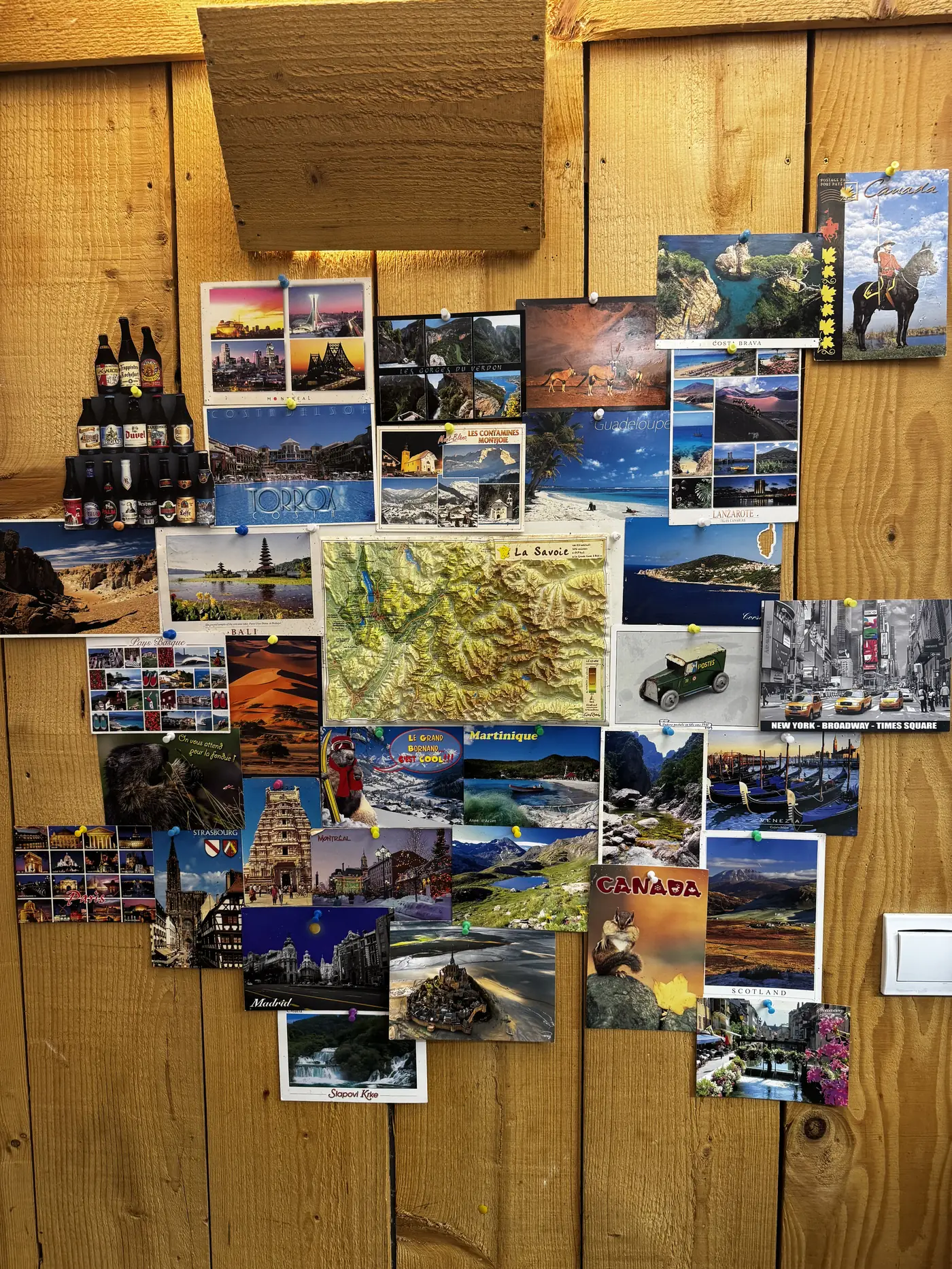 Carnet de voyage et cartes postales sur les murs du Gulliver