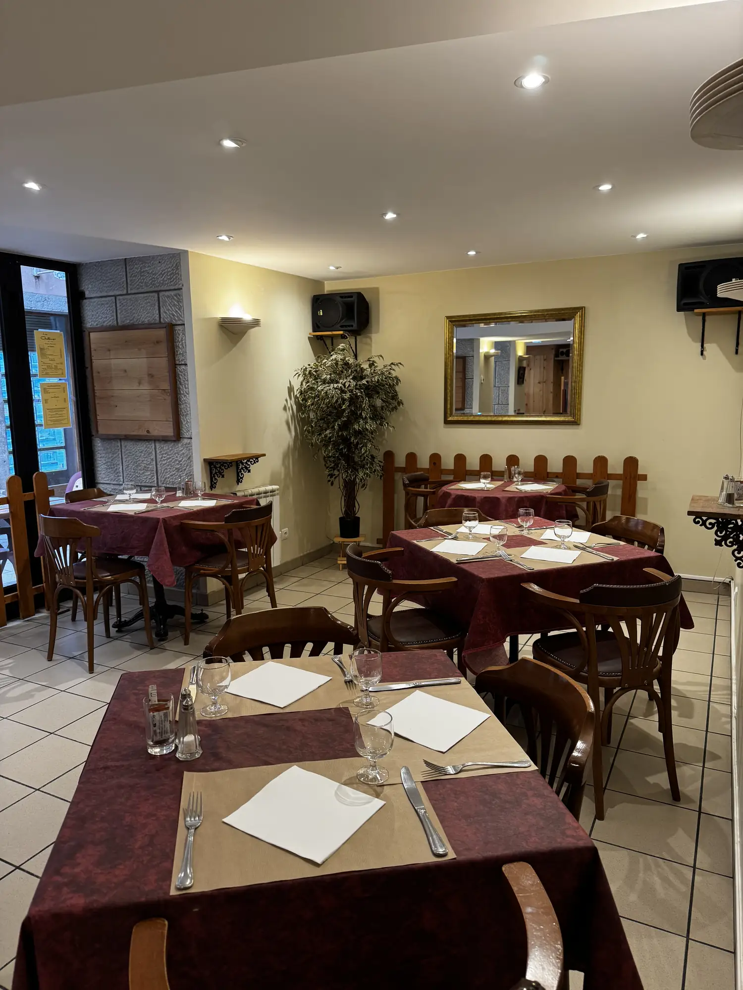 Salle du restaurant, vue d'ensemble